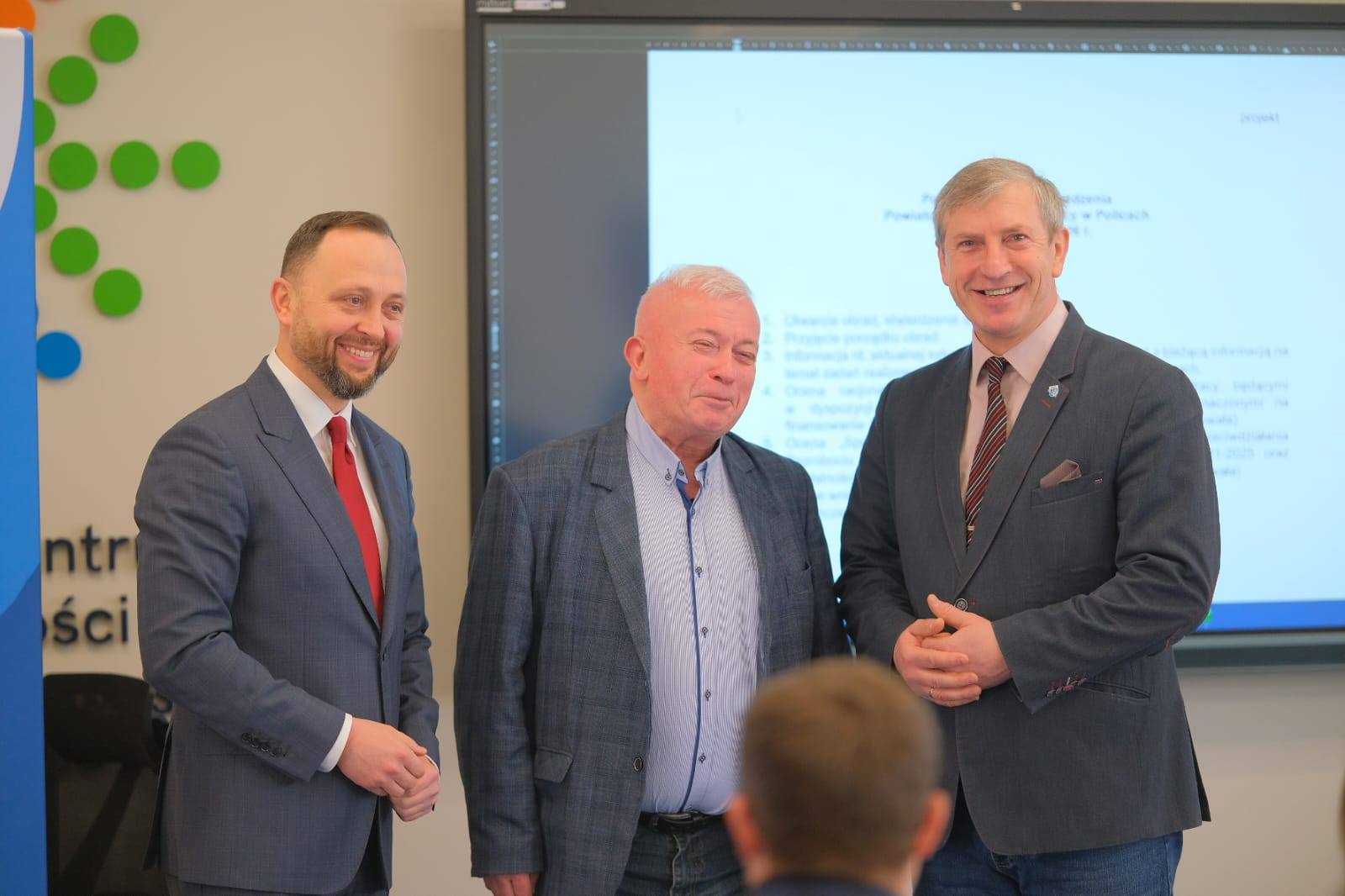 Członek Zarządu Powiatu w Policach oraz Dyrektor Powiatowego Urzędu Pracy w Policach otwierają posiedzenie