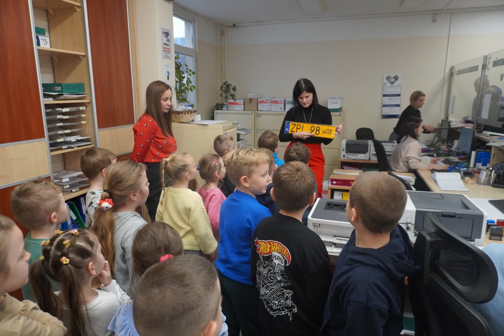 Dyrektor Wydziału Komunikacji pokazuje przedszkolakom tablice rejestracyjne pojazdów