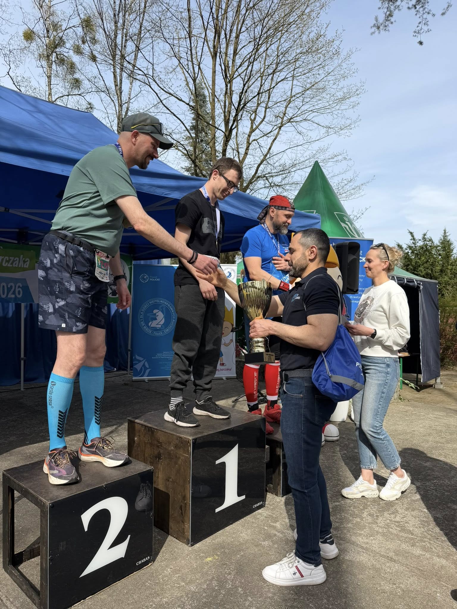 Starosta Policki wręcza medale