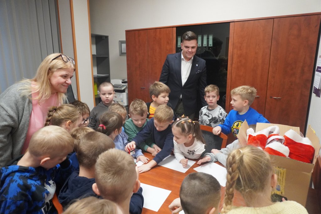 Wicestarosta Policki pokazuje swoje biuro