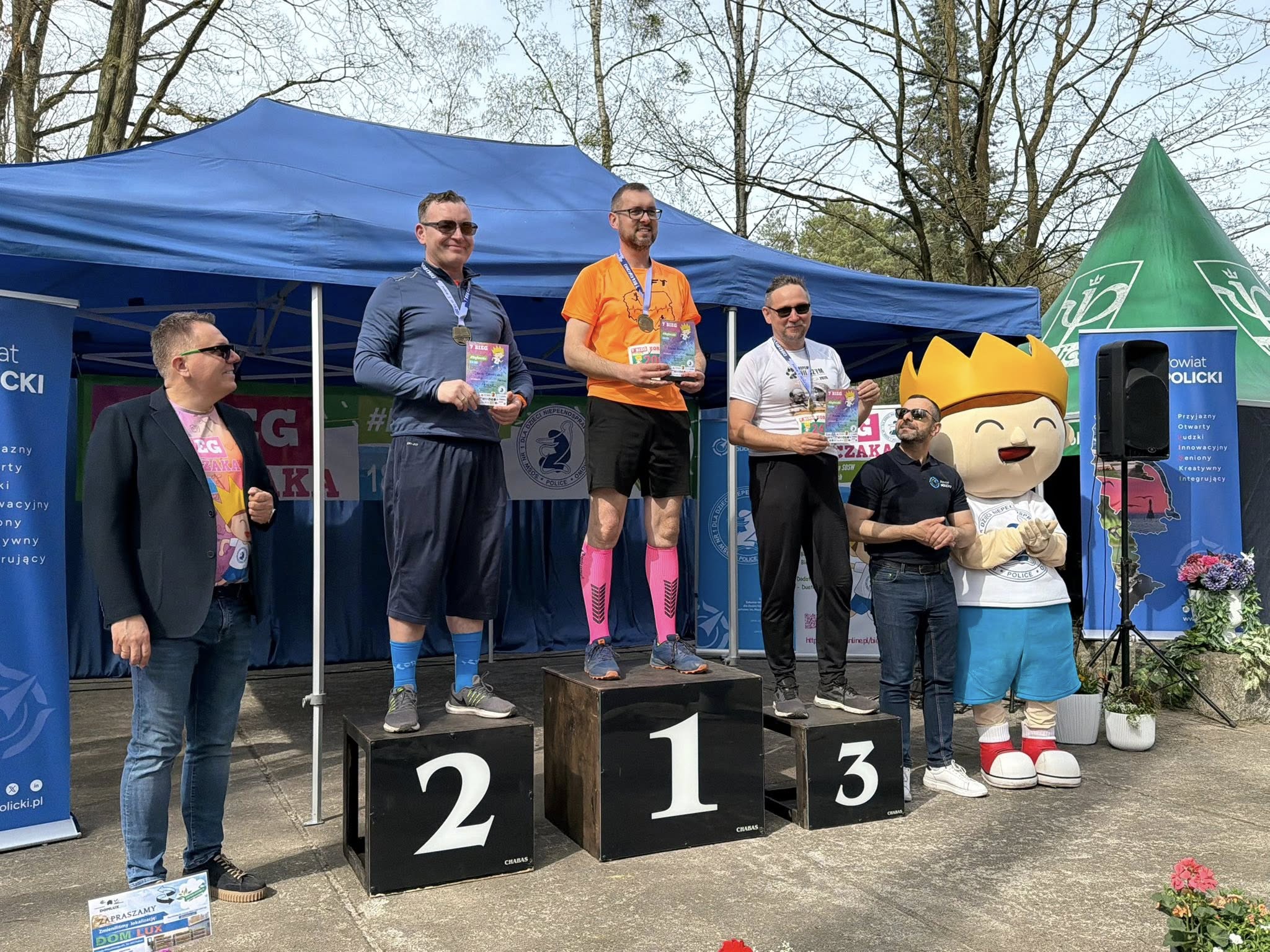 Starosta z nagrodzonymi uczestnikami wydarzenia