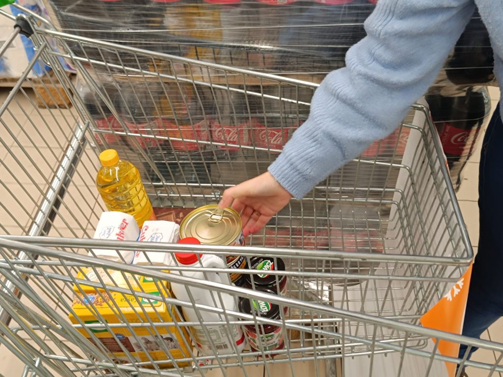 Wkładanie produktów do koszyka na zakupy