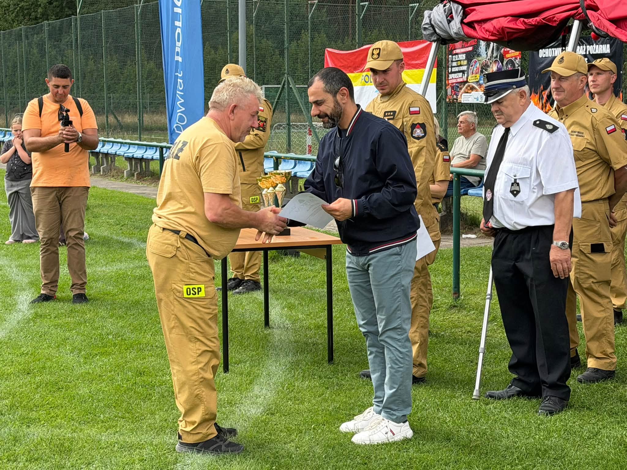 Starosta Policki wręcza nagrodę