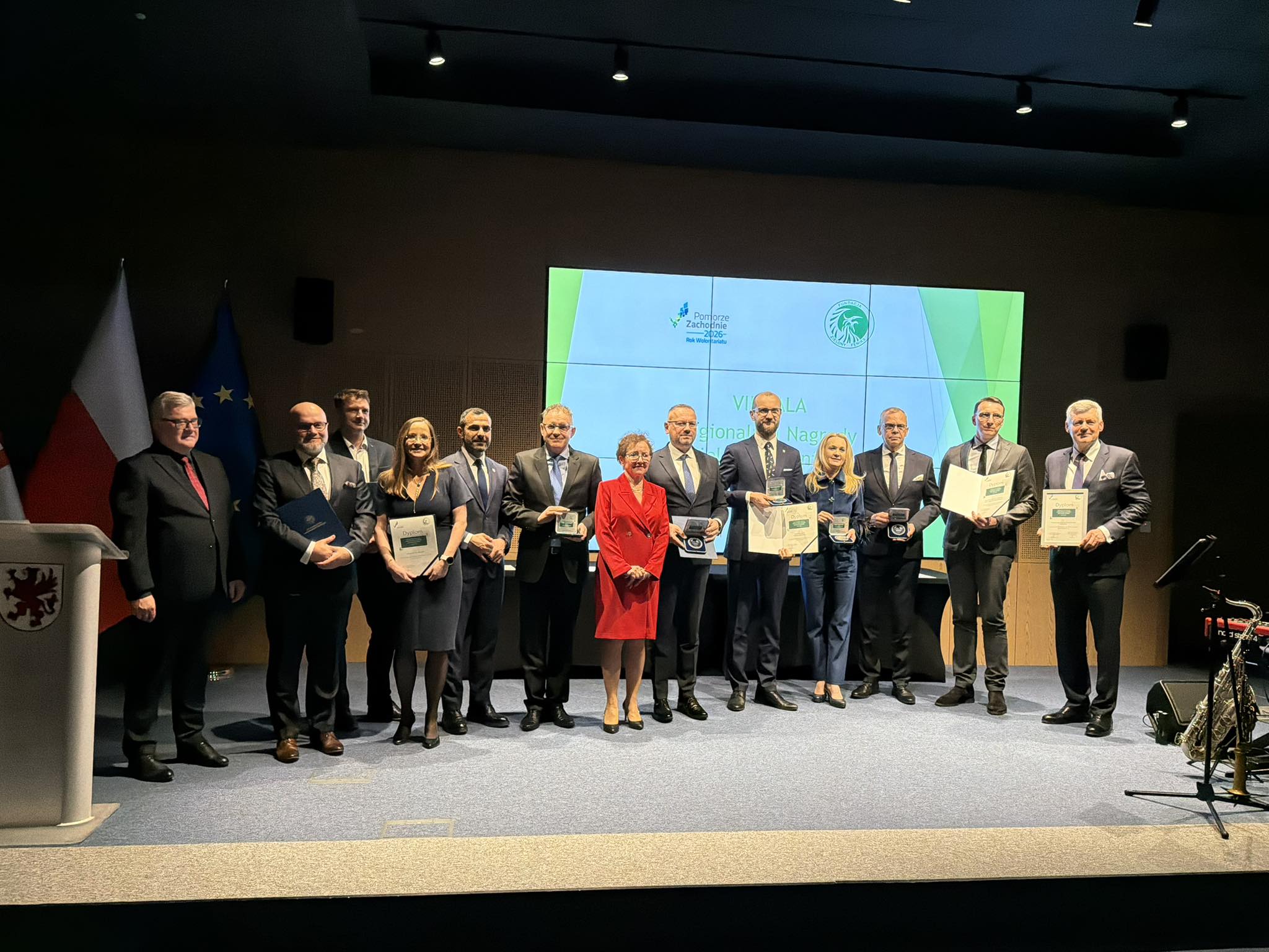 Nagrodzeni pozują do wspólnego zdjęcia