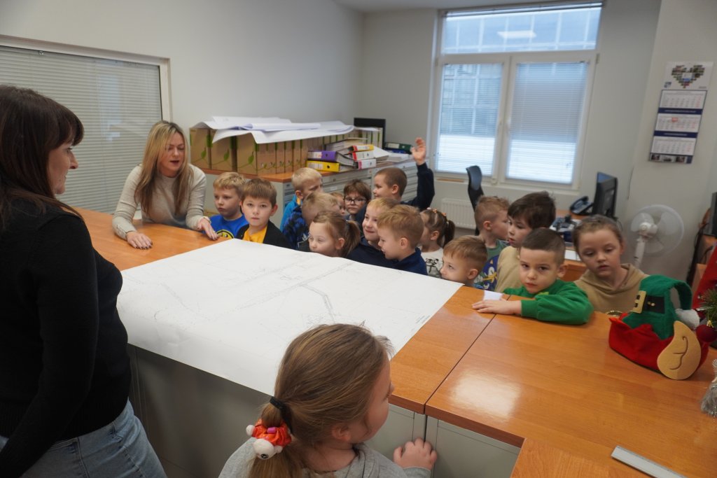 Dzieci oglądają mapy w Wydziale Geodezji, Kartografi i Katastru Starostwa Powiatowego w Policach