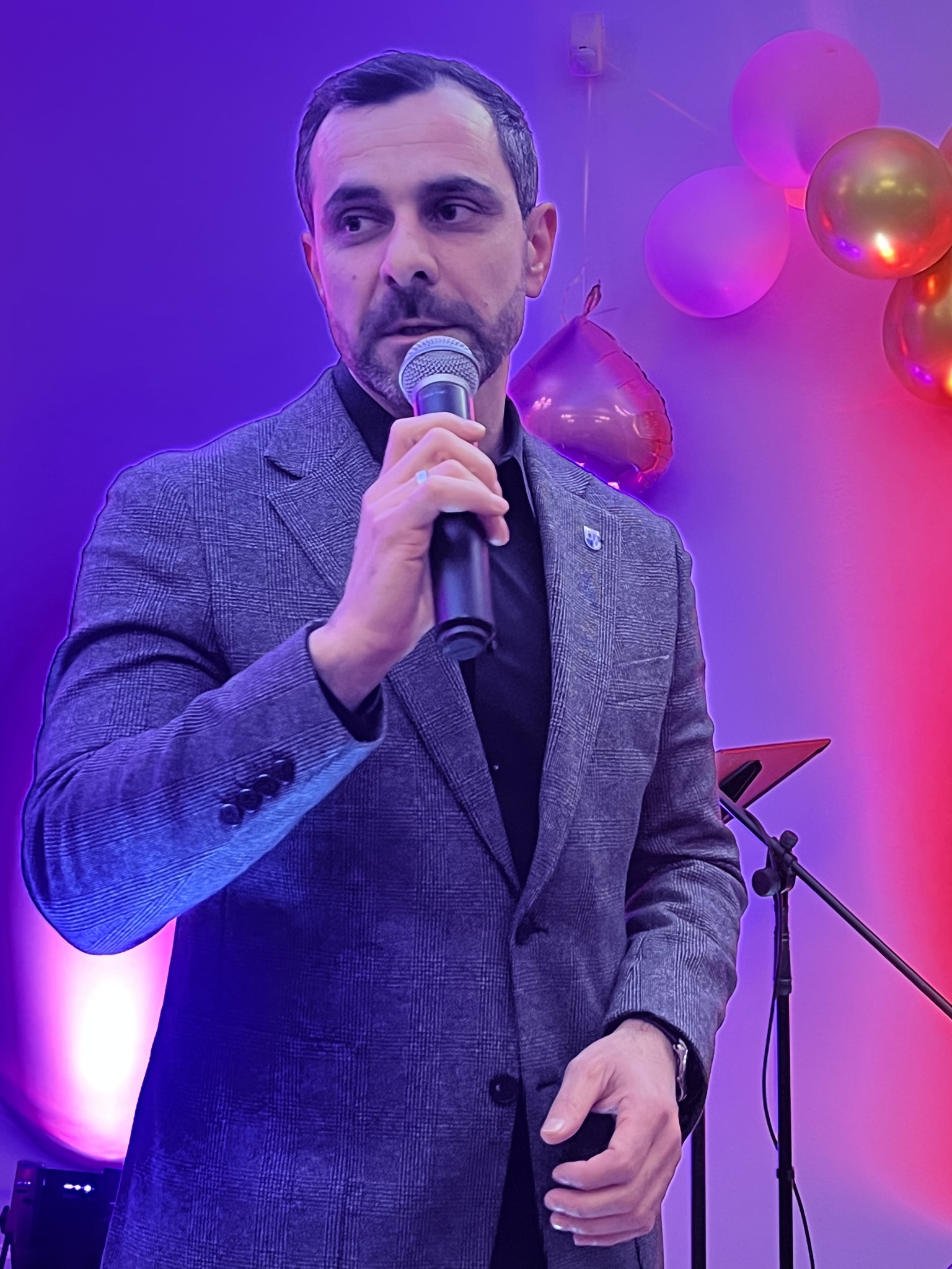 Starosta Policki przemawia do mikorofonu