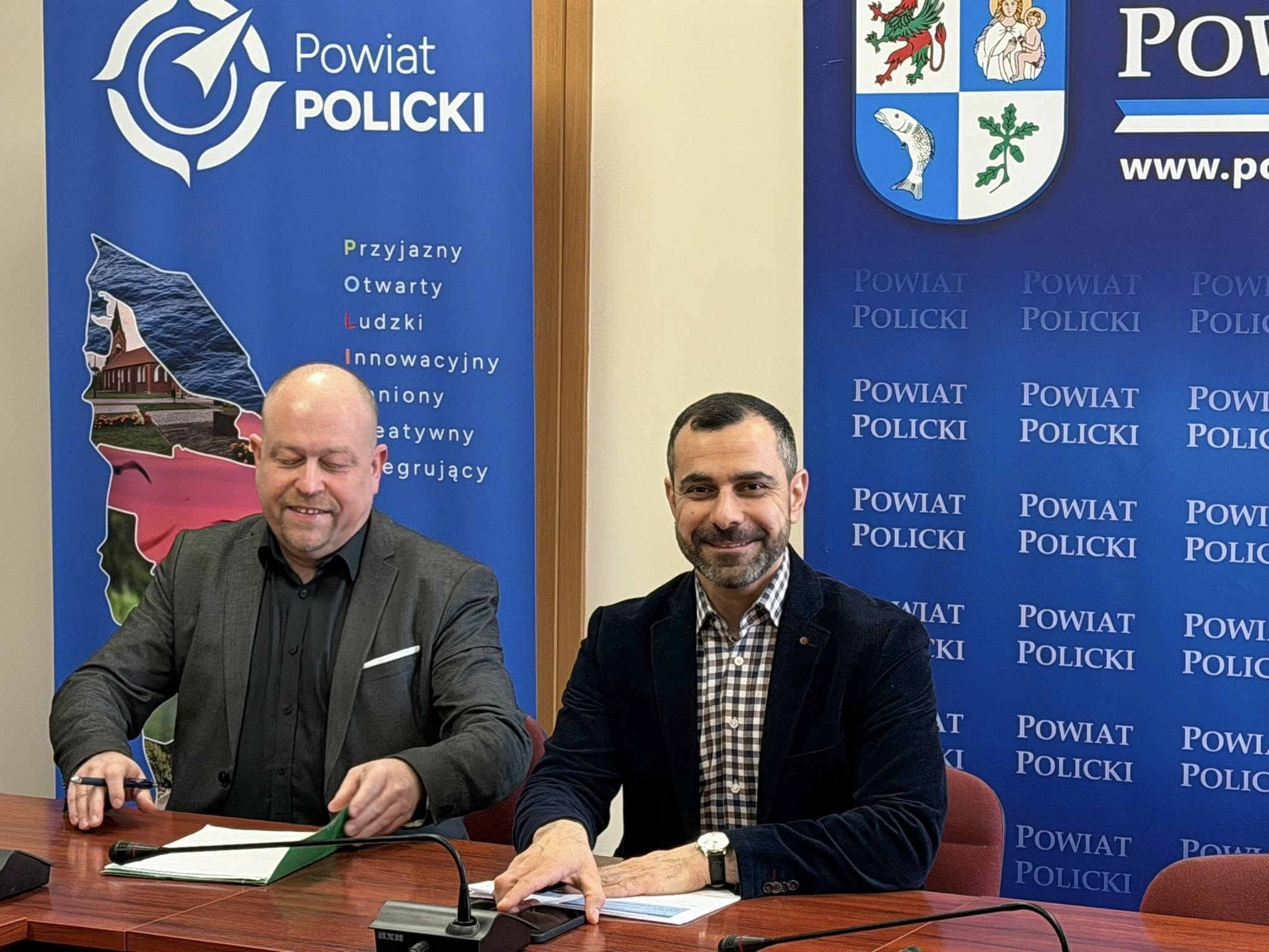 Spotkanie z zawodowymi rodzinami zastępczymi w Starostwie Powiatowym w Policach