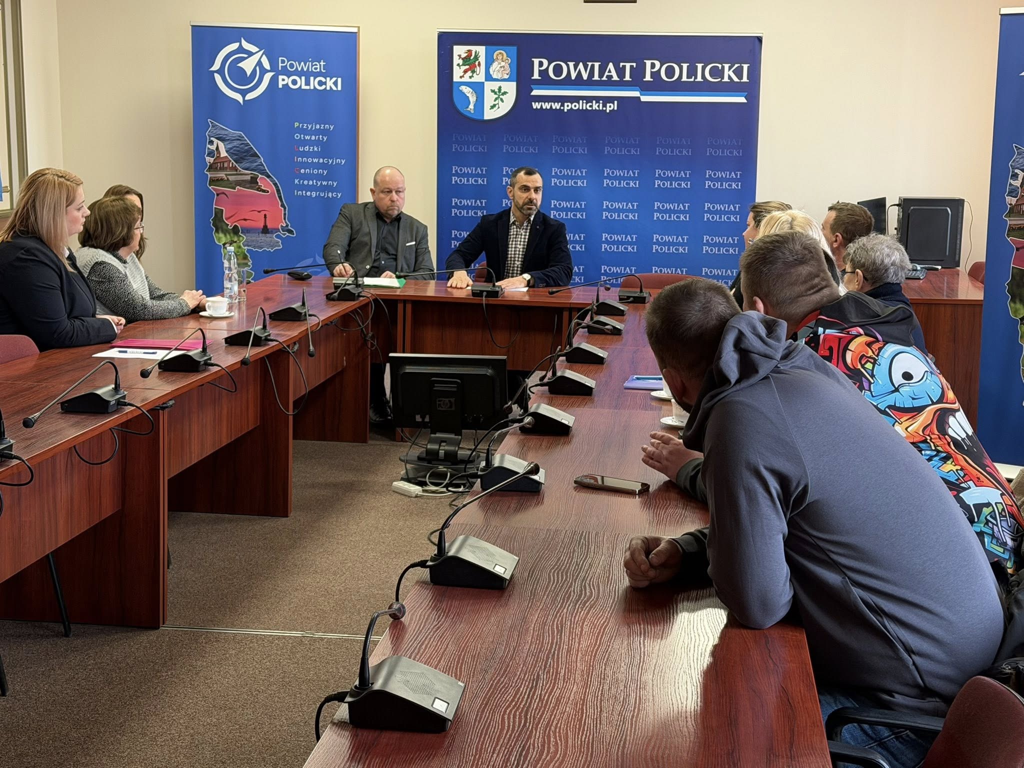 Spotkanie z zawodowymi rodzinami zastępczymi w Starostwie Powiatowym w Policach