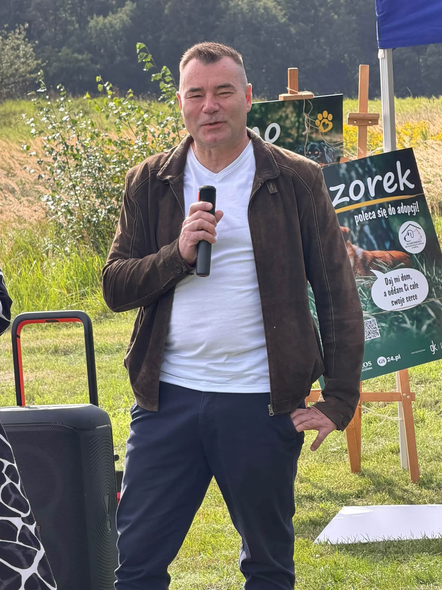 Radny Powiatu Polickiego Marek Arendt przemawia do mikrofonu