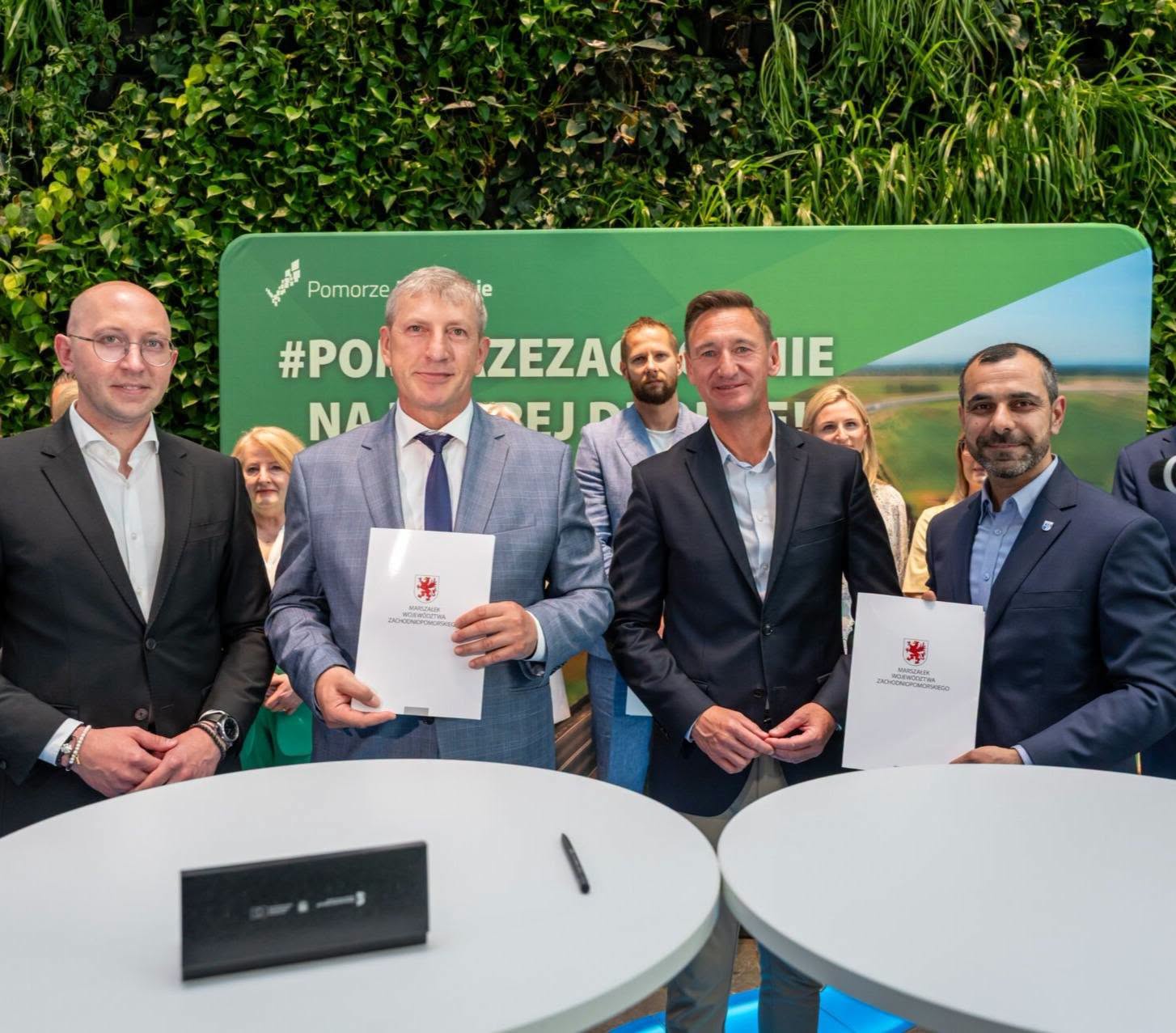 samorządowcy podpisują umowę 
