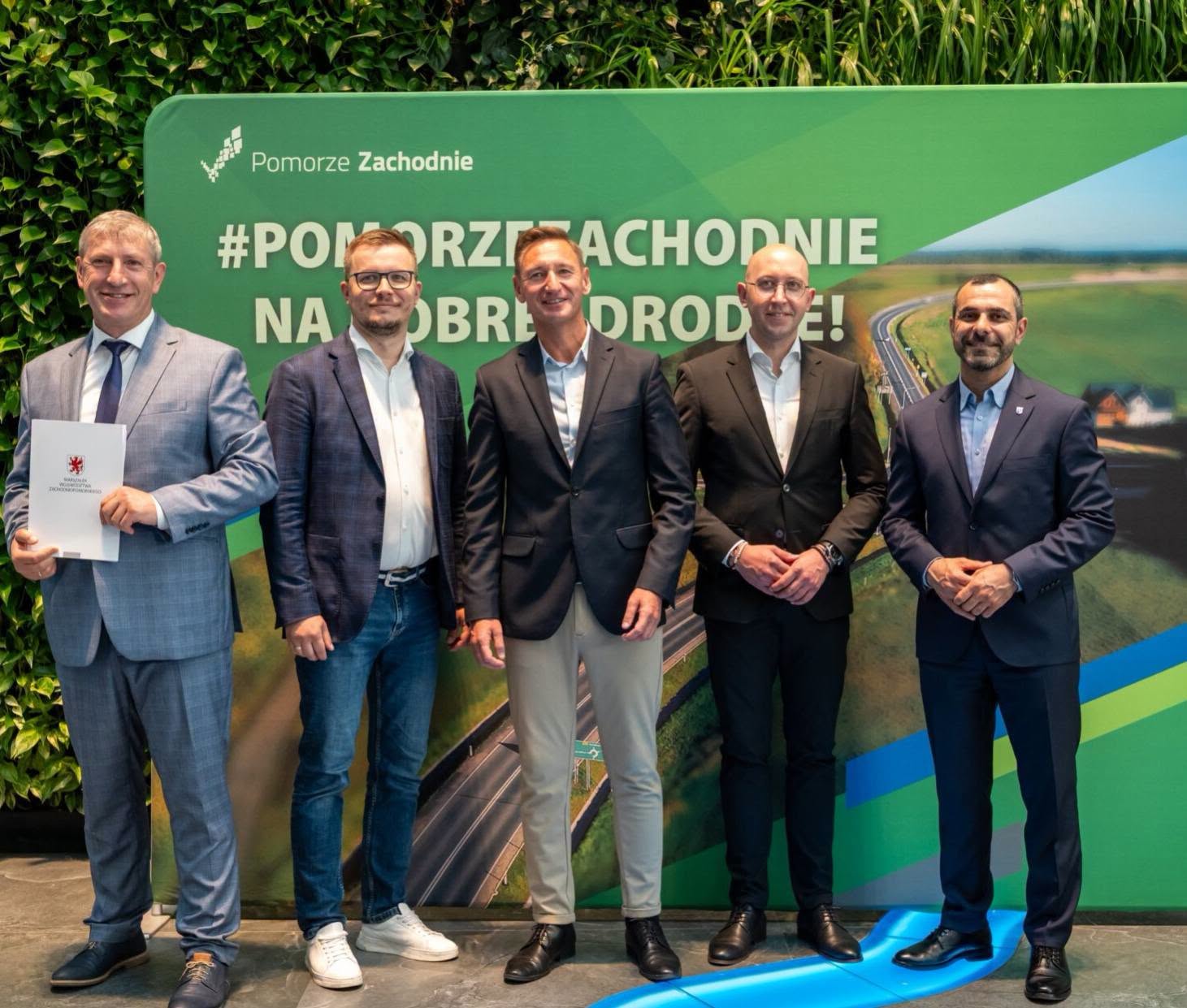 samorządowcy podpisują umowę 