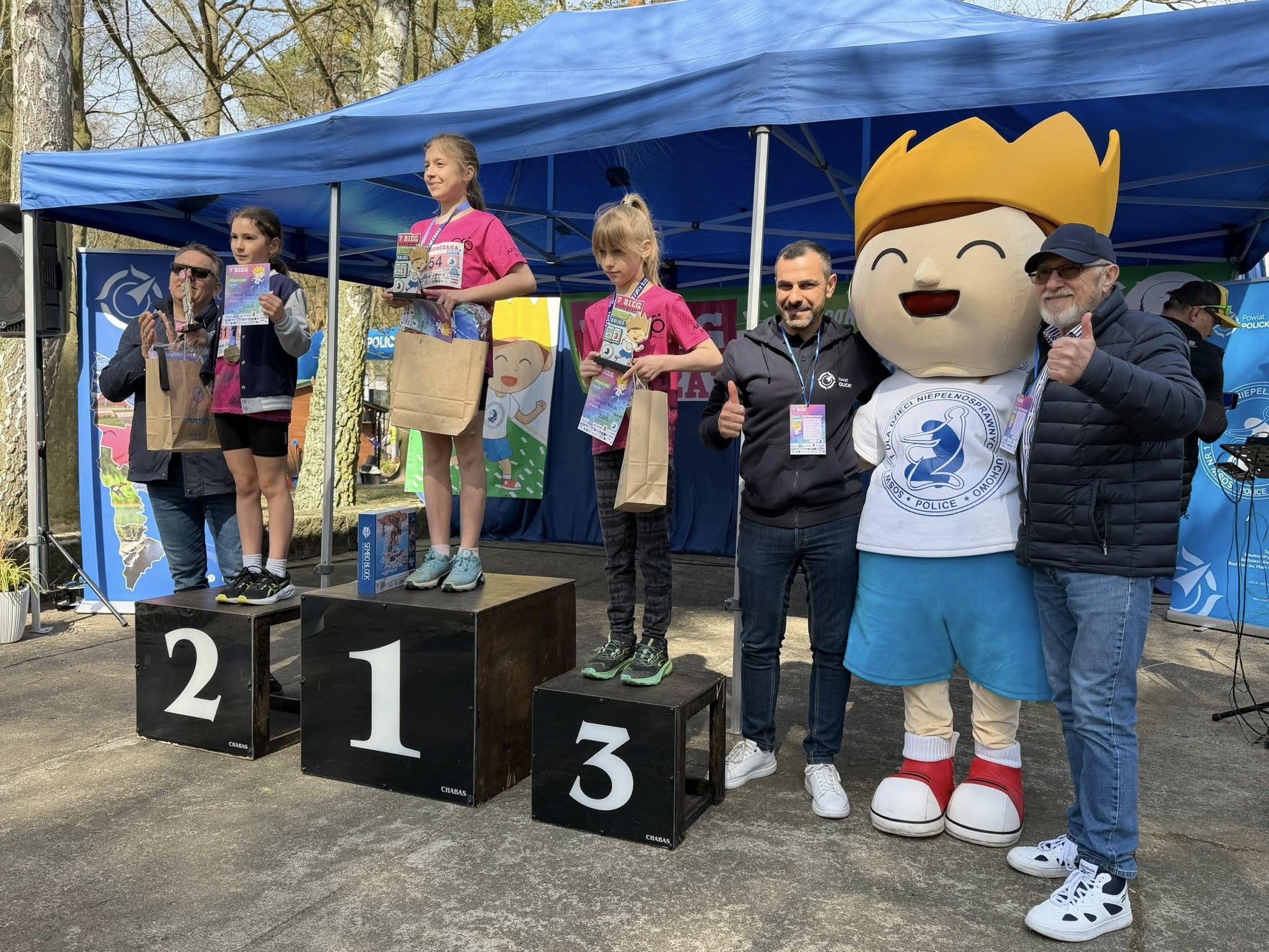 Starosta z nagrodzonymi uczestnikami wydarzenia