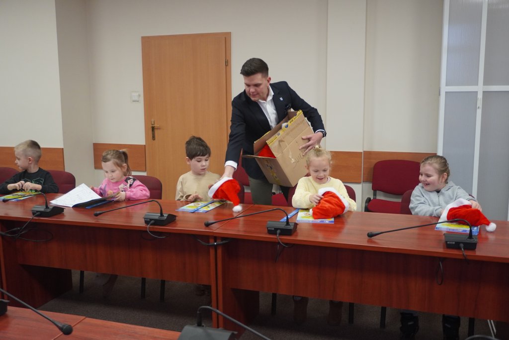 Wicestarosta Policki wręcza upominki gościom