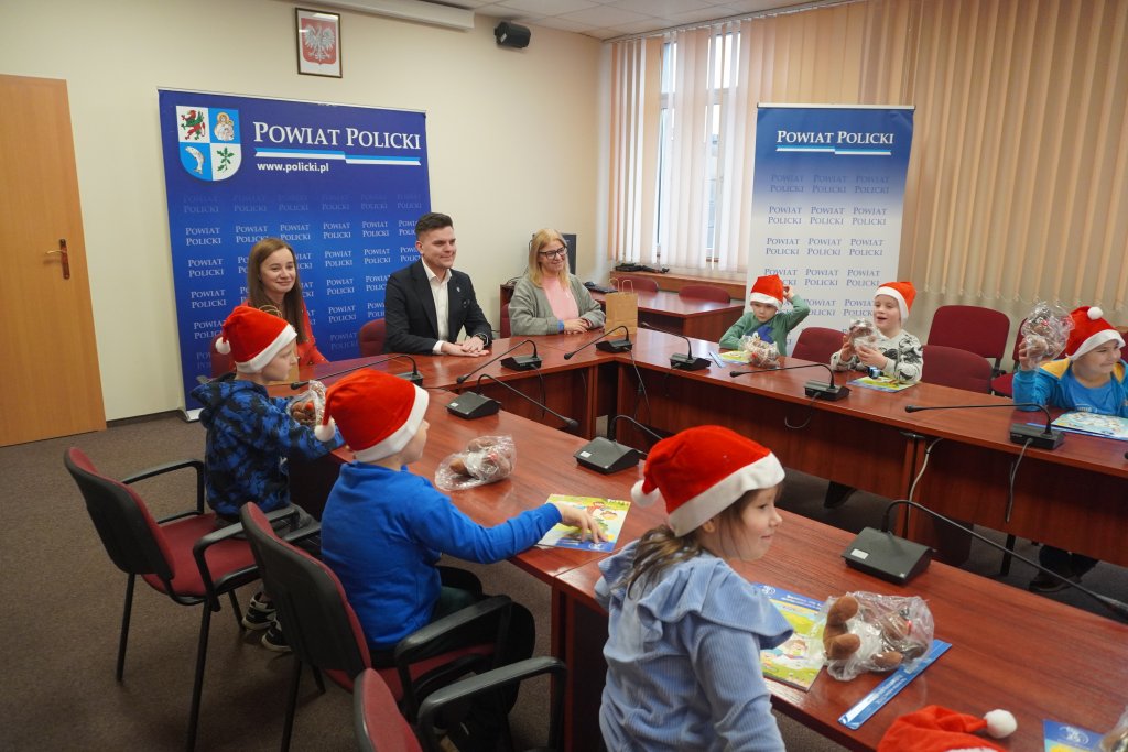 Wicestarosta Policki rozmawia z gośćmi na sali sesyjnej