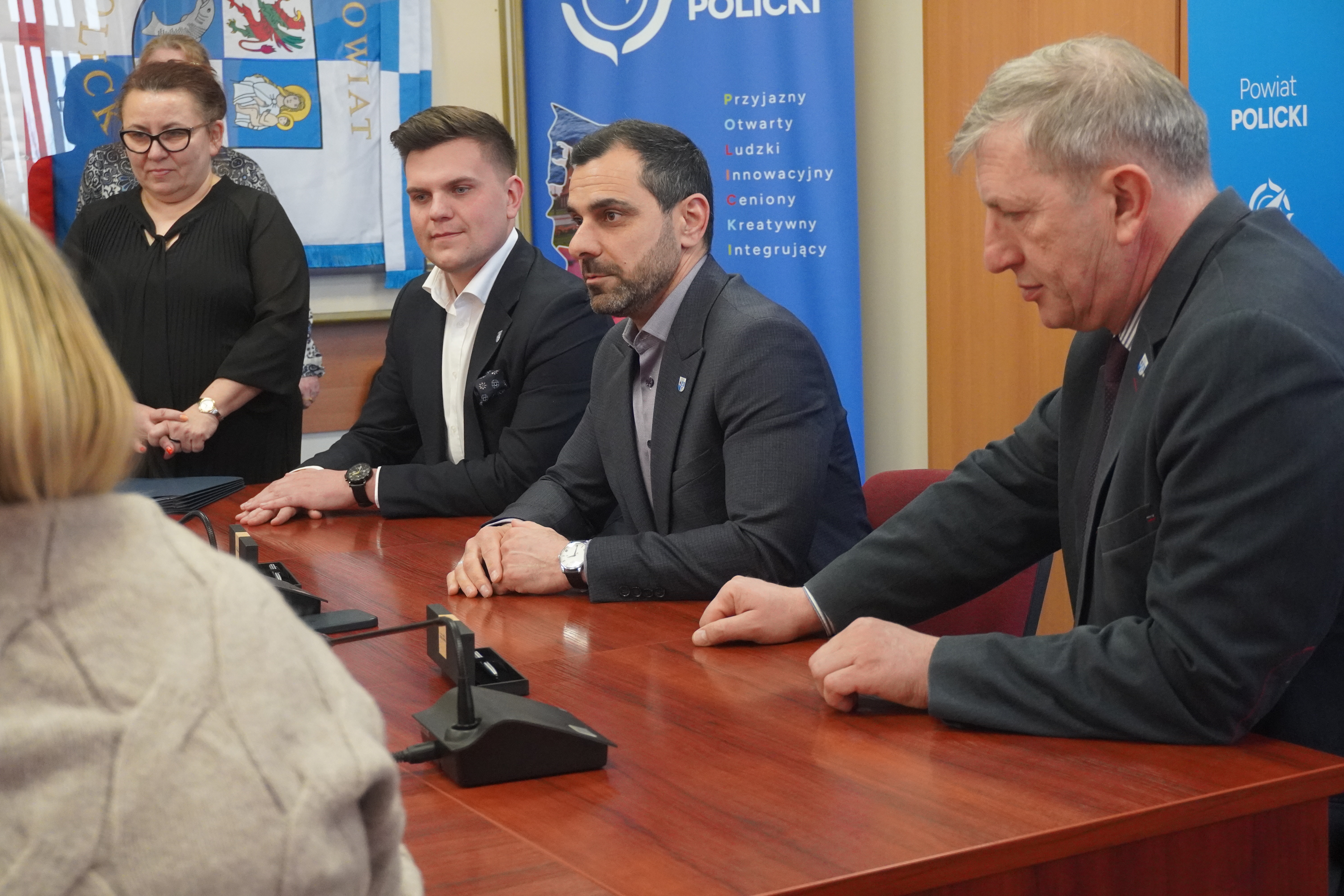 Podpisanie umów Kompas na Powiat Policki