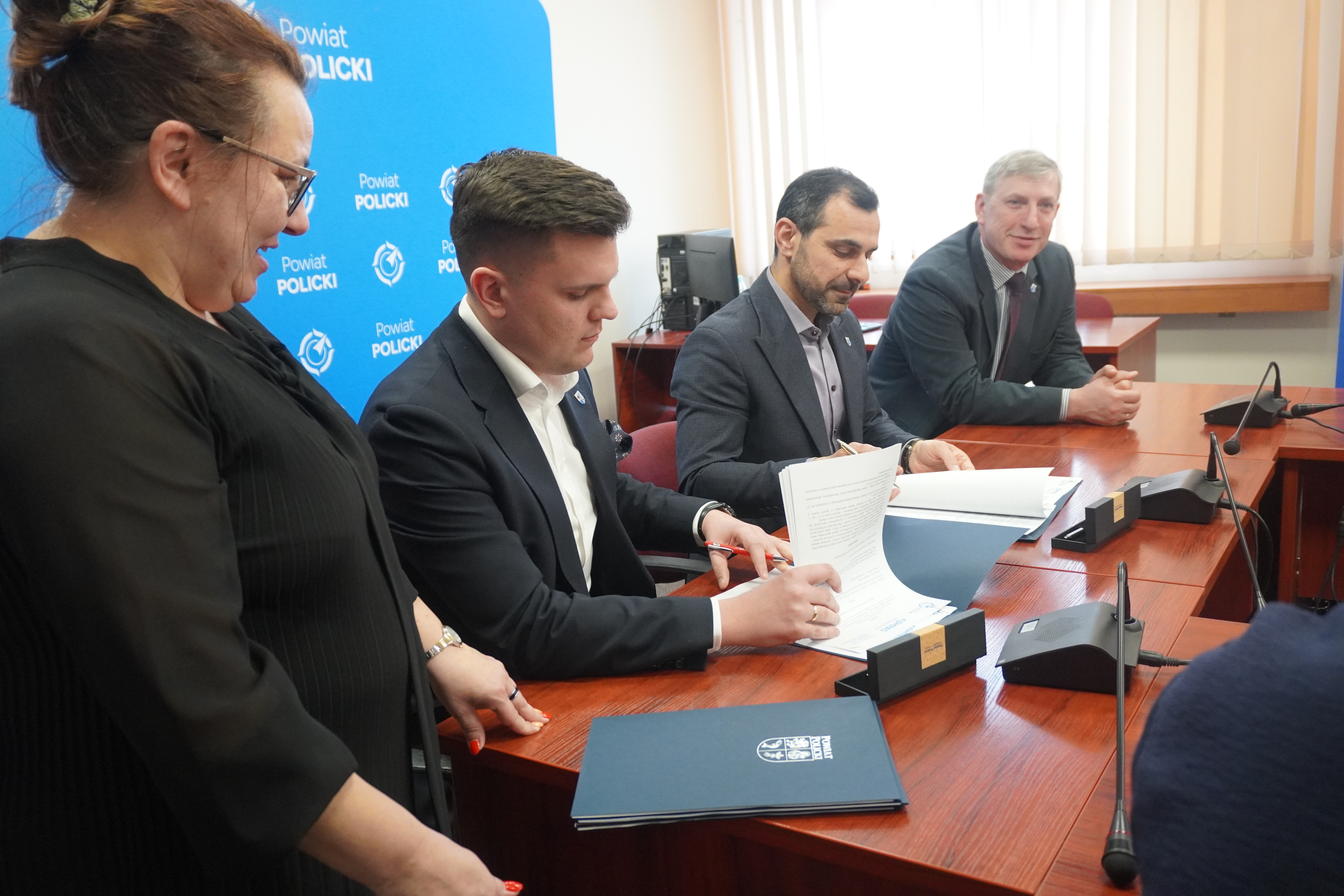 Podpisanie umów Kompas na Powiat Policki