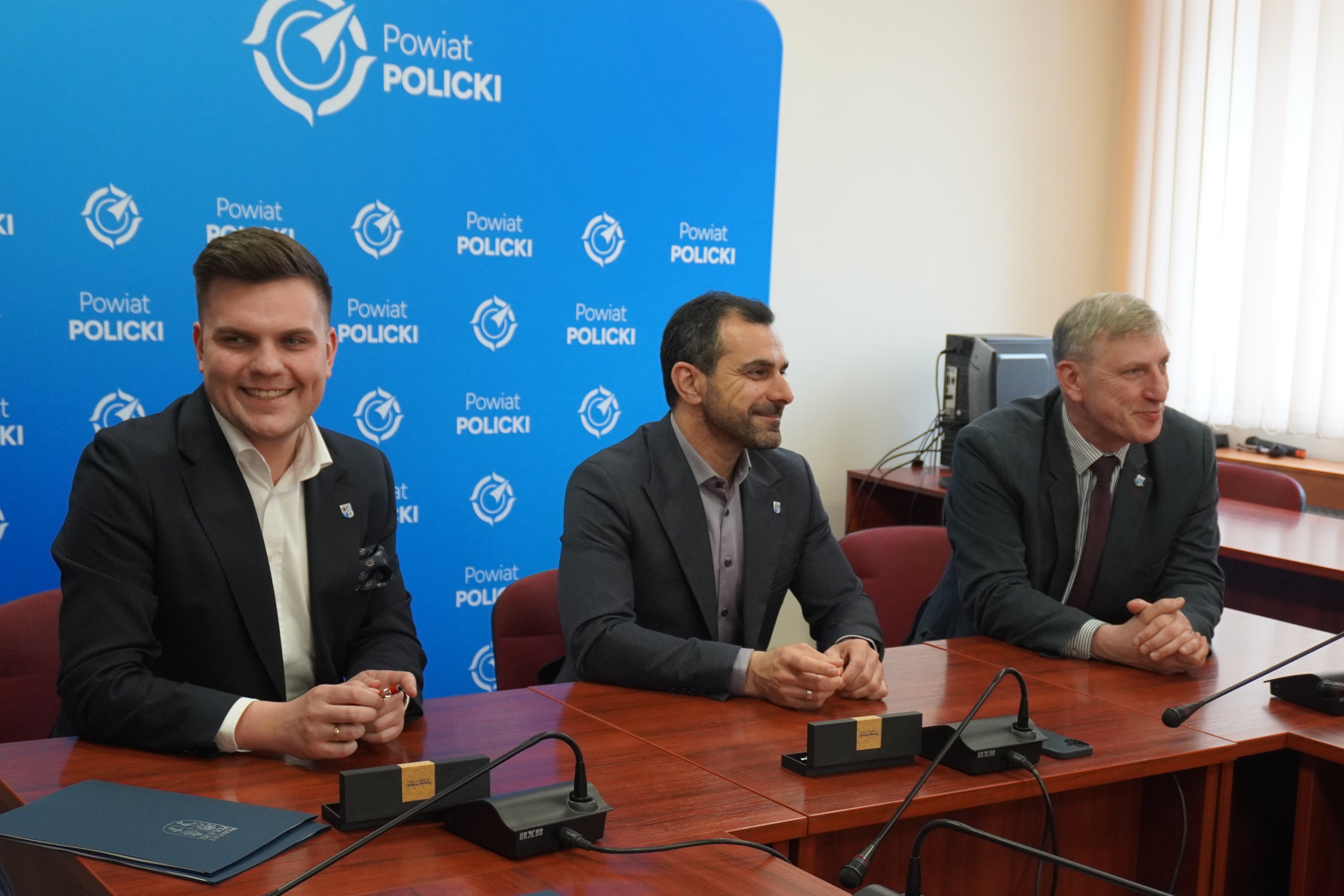 Podpisanie umów Kompas na Powiat Policki