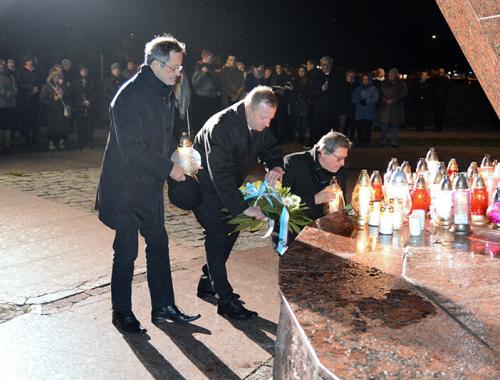 Spotkanie modlitewne pod figurą św. Jana Pawła II