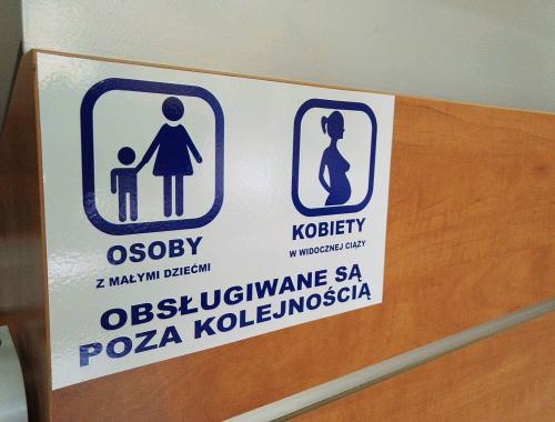 Udogodnienia dla rodziców z małymi dziećmi i kobiet w widocznej ciąży