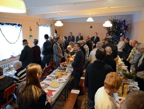 Spotkanie wigilijne w schronisku dla bezdomnych w Policach