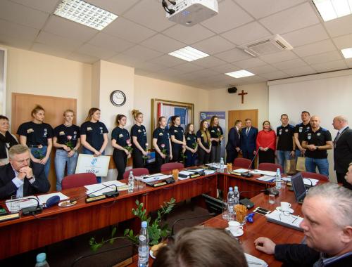 Brązowe medalistki Mistrzostw Polski z wizytą podczas sesji Rady Powiatu