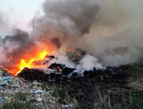 Pożar na wysypisku śmieci przy ul. Kamiennej w Policach