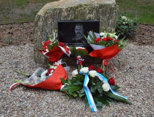 Złożenie kwiatów na trasie Sztafety Niepodległościowej