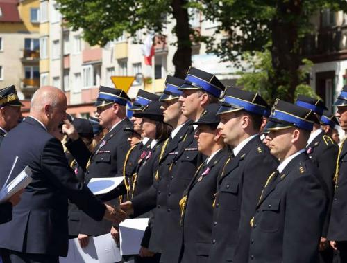 Policcy strażacy odznaczeni podczas Wojewódzkich Obchodów Dnia Strażaka