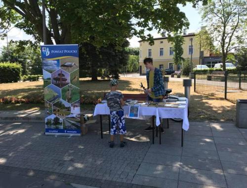 "Z półki na półkę"