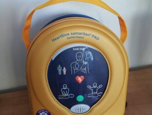 Defibrylator ratowniczy w hali widowiskowo-sportowej Zespołu Szkół