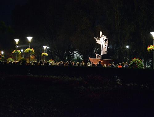 Spotkanie modlitewne pod figurą św. Jana Pawła II