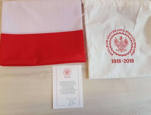 Biało-czerwona flaga od Prezydenta Polski