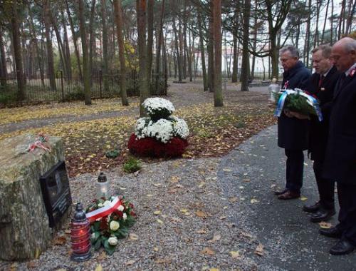 Złożyli kwiaty i zapalili znicze z okazji setnej rocznicy odzyskania przez Polskę Niepodległości