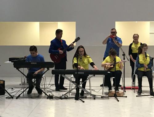 Występy grup muzycznych podczas obchodów Światowego Dnia Osób Niepełnosprawnych