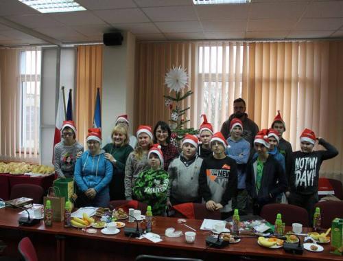 Polsko-niemieckie kolędowanie i ubieranie choinek w Starostwie Powiatowym w Policach