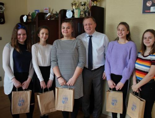 Uczennice SP 5 z wizytą u Starosty