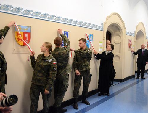 Odsłonięcie herbu Powiatu Polickiego w Zachodniopomorskim Urzędzie Wojewódzkim w Szczecinie