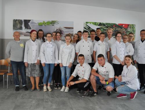 Wychowankowie MOW Trzebież podczas warsztatów kulinarnych