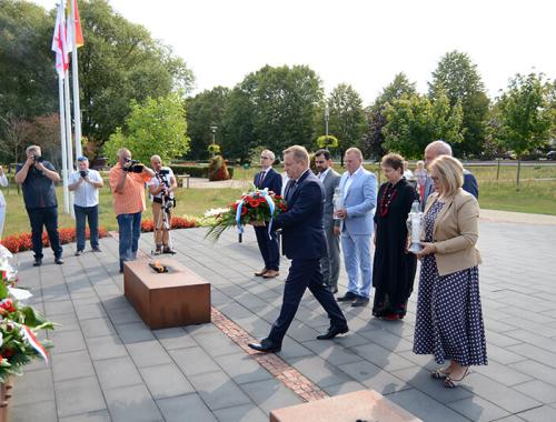 Delegacja Powiatu Polickiego złożyła kwiaty pod pomnikiem "Ludziom Solidarności" w Policach