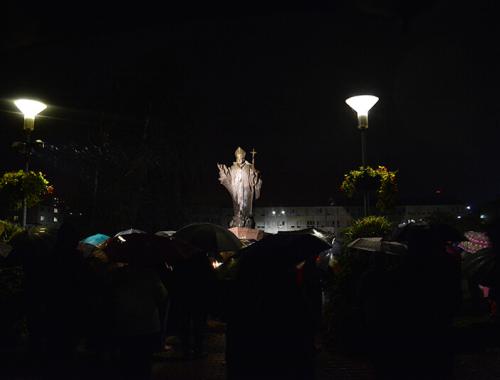 Spotkanie modlitewne pod figurą św. Jana Pawła II