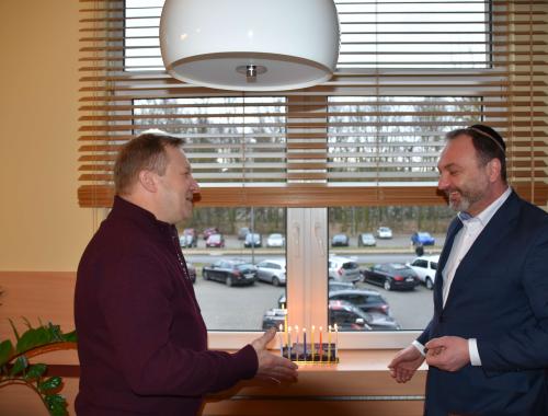 Wspólne zapalenie świec chanukowych w Starostwie Powiatowym z okazji Żydowskiego Święta Chanuka