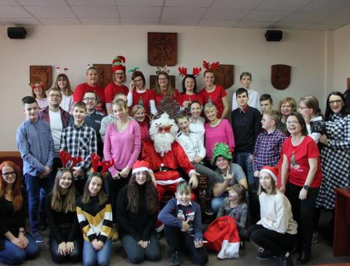 Wspólne kolędowanie i ubieranie choinek w Starostwie Powiatowym w Policach