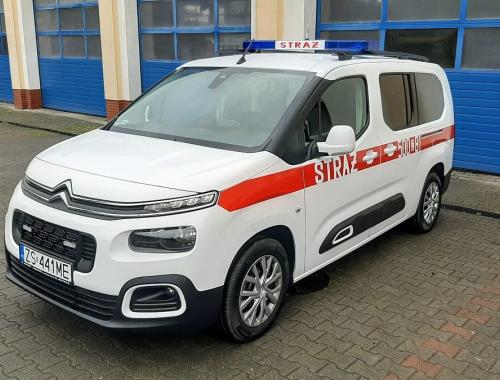 Nowy samochód w KP PSP w Policach