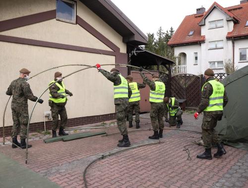 Na zlecenie PCPR w Policach rozstawiono namioty przy Domach Pomocy Społecznej na terenie Powiatu Polickiego