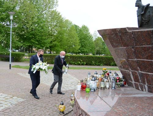 Złożenie kwiatów pod figurą św. Jana Pawła II z okazji 100 rocznicy urodzin