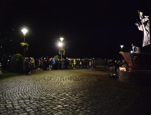 Spotkanie modlitewne pod figurą św. Jana Pawła II