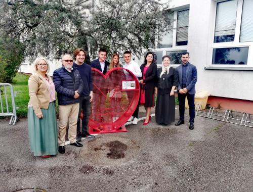 Serce na nakrętki   stanęło    przy Zespole Szkół w Policach