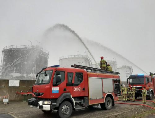 Ćwiczenia strażackie na terenie bazy paliw