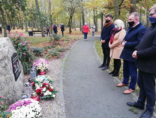 Kwiaty i znicze z okazji 102. rocznicy odzyskania przez Polskę niepodległości