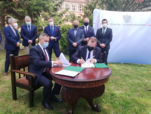 Podpisanie umowy na    dofinansowanie zadania pn. "Usunięcie niewłaściwie składowanych odpadów przy ul. Kamiennej w Policach"